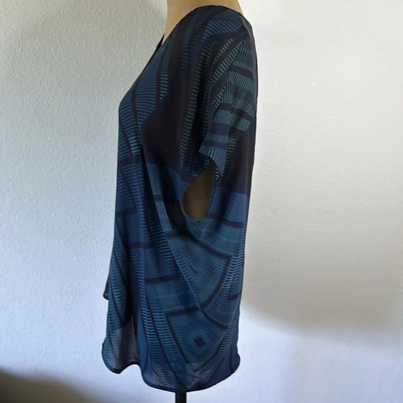 Vince sz XS silk blouse blue black geometric print great pre owned condition - Picture 4 of 8
